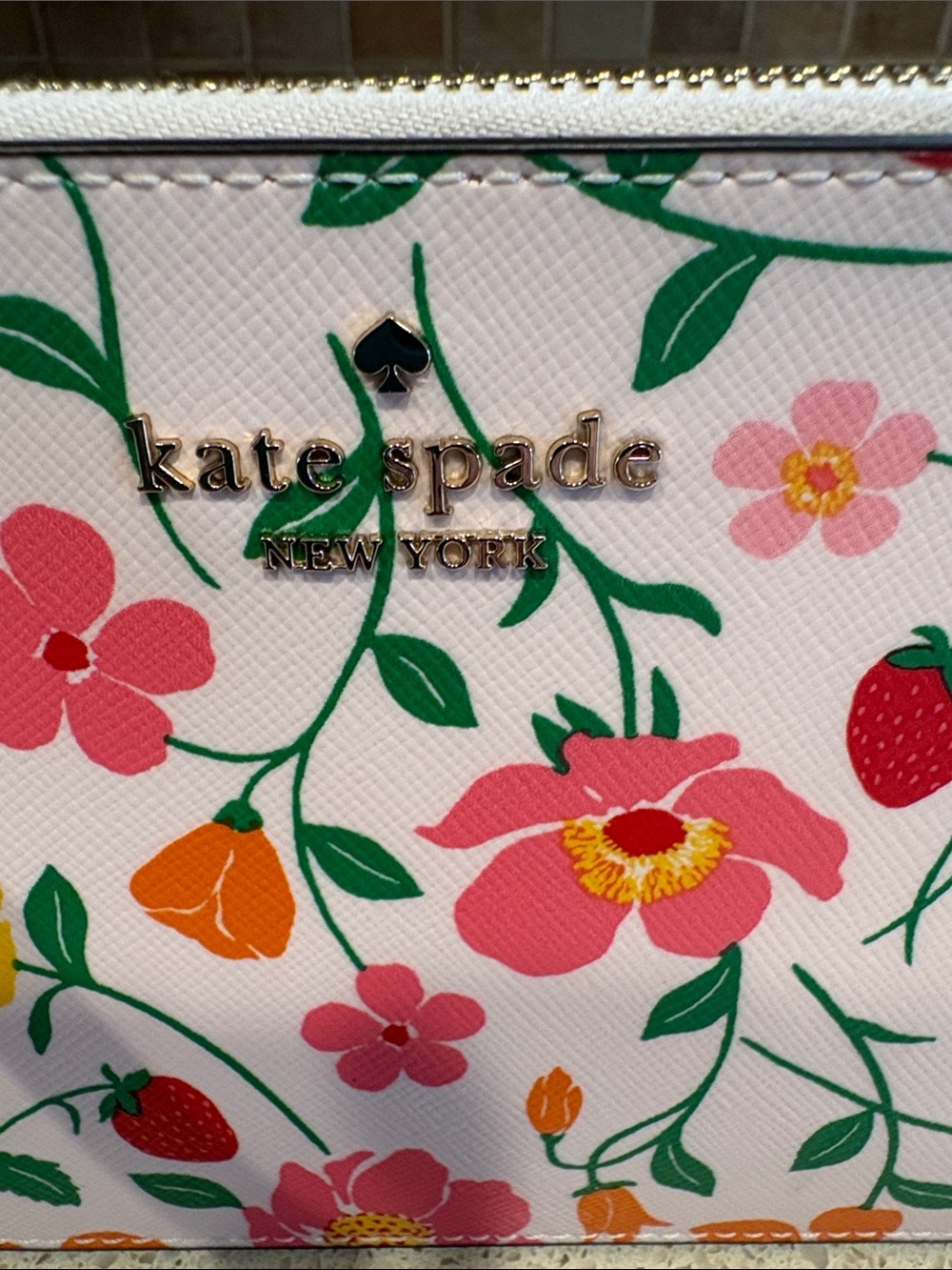 Kate Spade Lucy NWT Strawberry Garden Saffiano Leather Clutch/Wristlet MSRP $129 - Picture 2 of 8